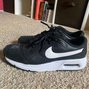 Size 8 Nike pros barely worn